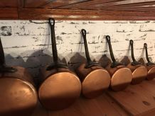 Bouilloire en cuivre et batterie de 6 casseroles en cuiv
