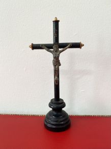 Crucifix ancien en bois noir 