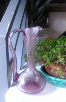 Jolie carafe en verre soufflé à la bouche rose (années 50)