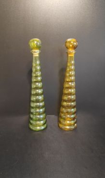 carafes en verre coloré jaune et vert