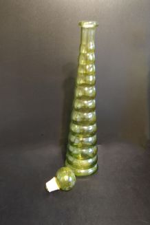 carafes en verre coloré jaune et vert