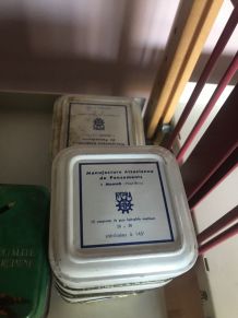 Lot de boîtes anciennes en métal publicitaires 
