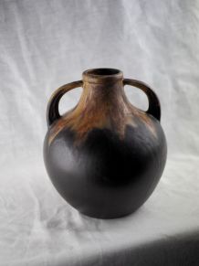 Vase boule noir mat et coulures ocres / lave - G. Méténier
