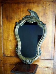 Grand miroir à coquille en résine dorée - style rocaille 