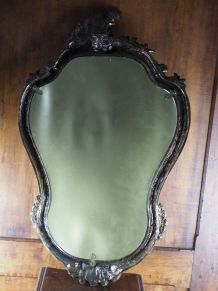 Grand miroir à coquille en résine dorée - style rocaille 