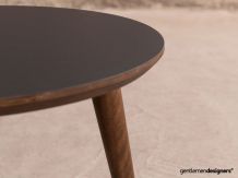 Table basse ronde avec un plateau noir (Ø 50cm)