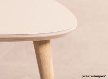 Table basse format goutte avec un plateau rose pâle (60x50cm