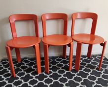 chaises orange en bois de Bruno Rey