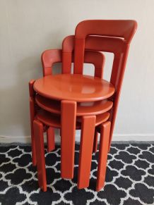 chaises orange en bois de Bruno Rey