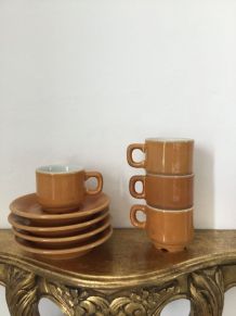 Tasses à café et soucoupes