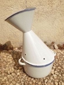 Inhalateur ancien émaillé VINTAGE blanc et bleu