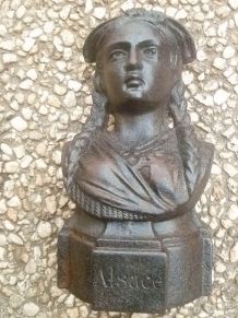 buste  femme  , alsace , en  fonte