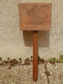 marteau , maillet  carré en bois , vintage