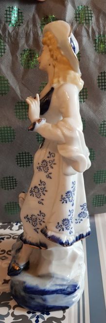Statue porcelaine courtisane et son chien