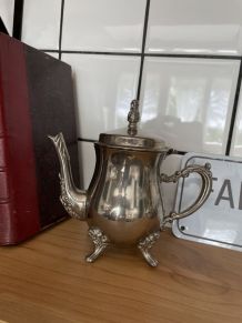 Théïere en métal argenté antique