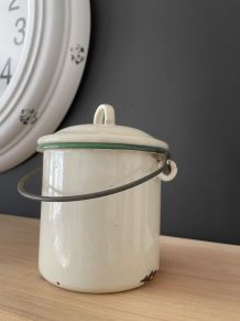 Pot à lait ton crème en tôle émaillée