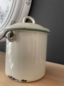 Pot à lait ton crème en tôle émaillée