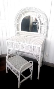 Coiffeuse en rotin blanc et son tabouret