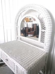 Coiffeuse en rotin blanc et son tabouret