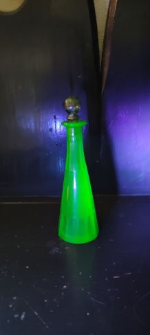 Joli flacon ancien vert (uranium / ouraline)