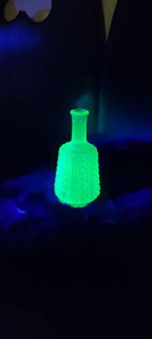Carafe de nuit verrerie scailmont (uranium/ouraline)