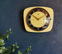 Horloge formica vintage pendule murale silencieuse Odo jaune