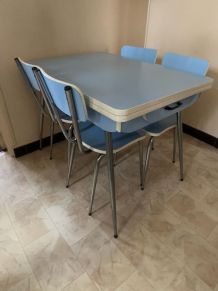 Table cuisine vintage bleu avec 2 rallonges et 4 chaises Ble