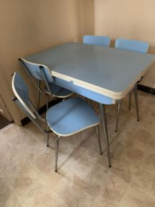 Table cuisine vintage bleu avec 2 rallonges et 4 chaises Ble