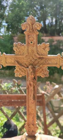 Belle croix en laiton finement décorée