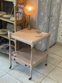 Table d’appoint à roulettes 