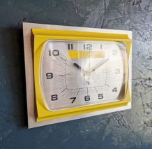 Horloge formica vintage pendule murale silencieuse Jaz jaune
