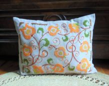 Joli coussin brodé à la main 