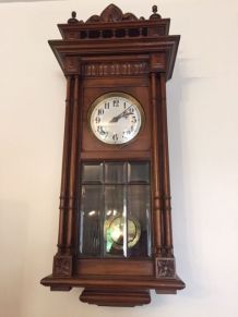 Horloge ancienne avec belle sonnerie le mécanisme fonctionne