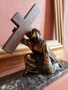 Statuette Jésus-Christ portant sa croix