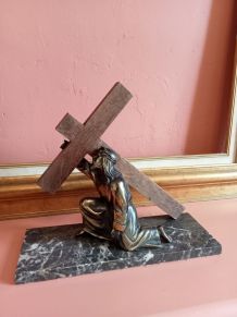 Statuette Jésus-Christ portant sa croix
