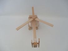hélicoptère en bois avec hélices tournantes