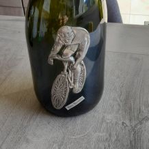 bouteille décoré étain cycliste