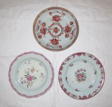3 assiettes en porcelaine famille rose Chinoise, Chine 18è s