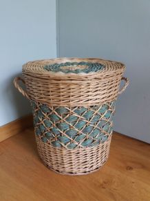 Panier à linge couvert en osier et raphia