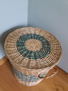 Panier à linge couvert en osier et raphia