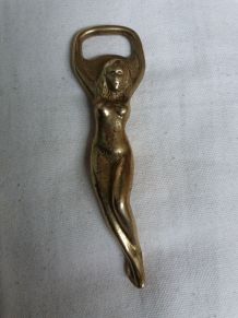 Décapsuleur ouvre-bouteille corps de femme en bronze