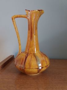 Pichet en céramique marbrée jaune