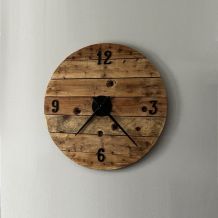 Horloge industrielle à base de bois recyclé