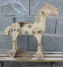 Cheval à roulettes en bois (jouet ancien) 