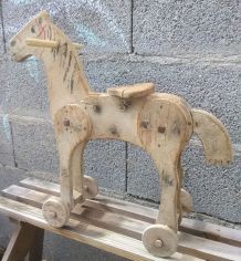 Cheval à roulettes en bois (jouet ancien) 