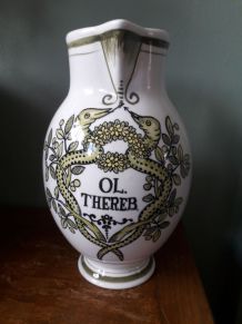Vase vintage avec une décoration pot d'herboriste