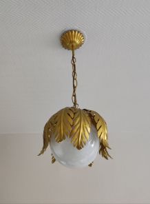 suspension dorée et globe blanc