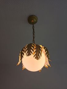suspension dorée et globe blanc