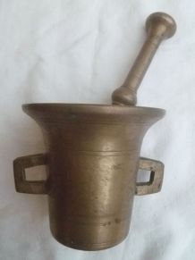 mortier bronze avec son pilon , vintage