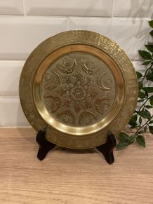 Assiette décorative en laiton martelé